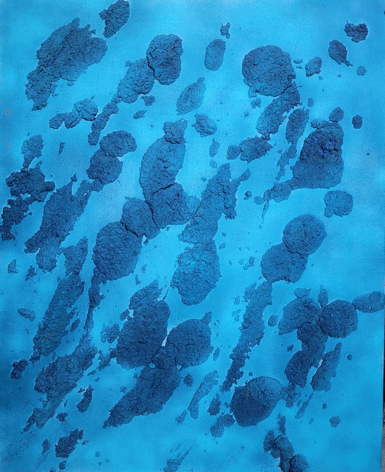 „Modrý déšť“ – Expresivní texturovaná kompozice, která evokuje dojem kapek vody nebo stop času na sytě modrém povrchu. Nepravidelné tvary a jejich rozmístění vytvářejí dynamický dojem pohybu a přirozené eroze.  &quot;Blue Rain&quot; – An expressive textured composition evoking the impression of water droplets or the marks of time on a deep blue surface. The irregular shapes and their arrangement create a dynamic sense of movement and natural erosion.