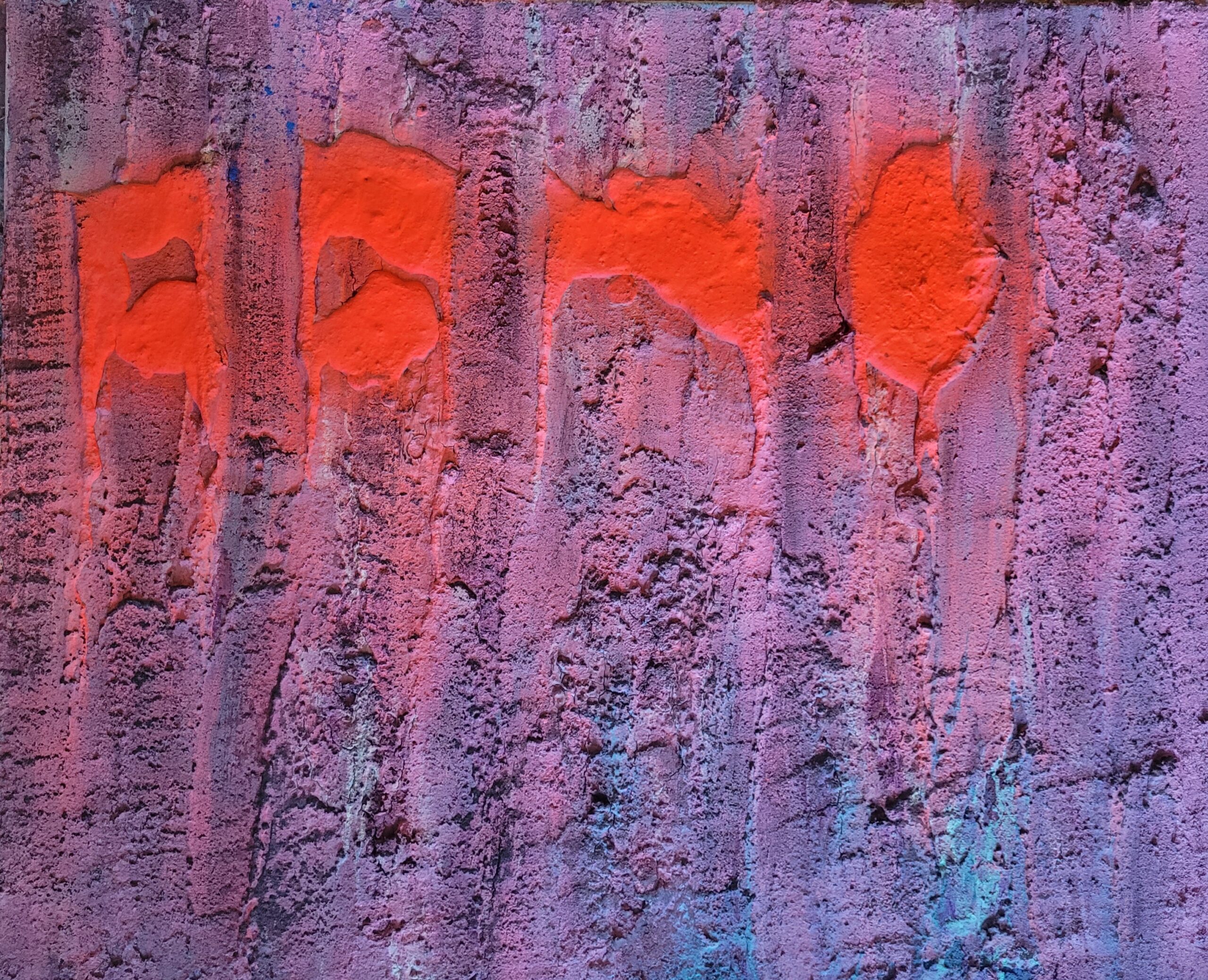 „Žhavé stopy“ – Intenzivní kontrast sytě fialové a žhnoucí oranžové vytváří dojem rozpálených stop na drsném povrchu. Vertikální struktura dodává dílu dynamiku a evokuje sílu eroze či pomíjivost ohnivého otisku v čase.  &quot;Fiery Traces&quot; – The intense contrast between deep purple and glowing orange creates the impression of scorching marks on a rough surface. The vertical texture adds dynamism, evoking the power of erosion or the fleeting nature of a fiery imprint in time.