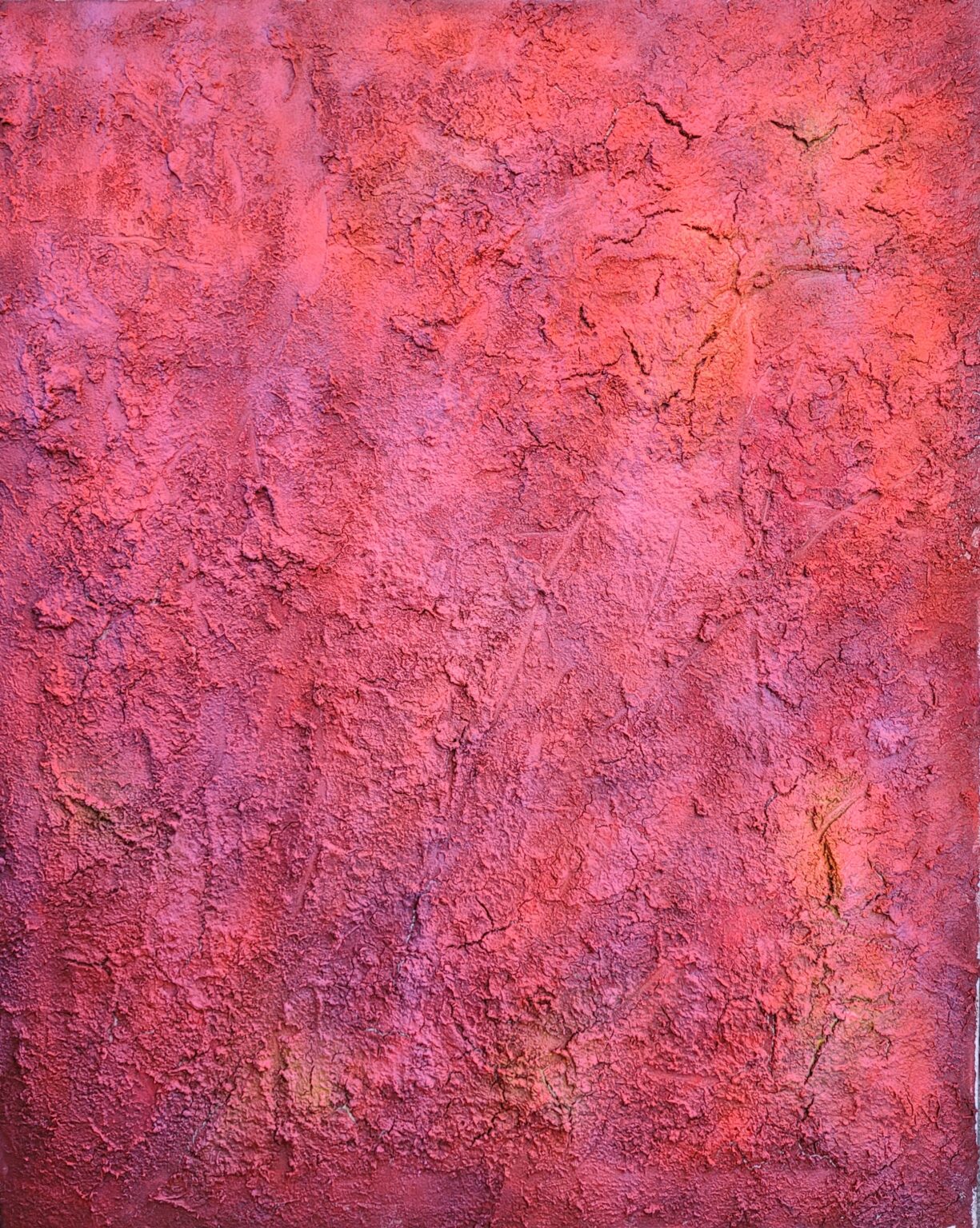 „Planoucí stěna“ – Bohatá textura v sytých odstínech červené a růžové připomíná rozpálený povrch nebo starověkou omítku zasaženou časem. Hra světla a stínů dodává hloubku a evokuje sílu skrytou v materiálu.  &quot;Flaming Wall&quot; – A rich texture in deep shades of red and pink resembles a scorched surface or an ancient plaster marked by time. The interplay of light and shadow adds depth, evoking the hidden strength within the material.