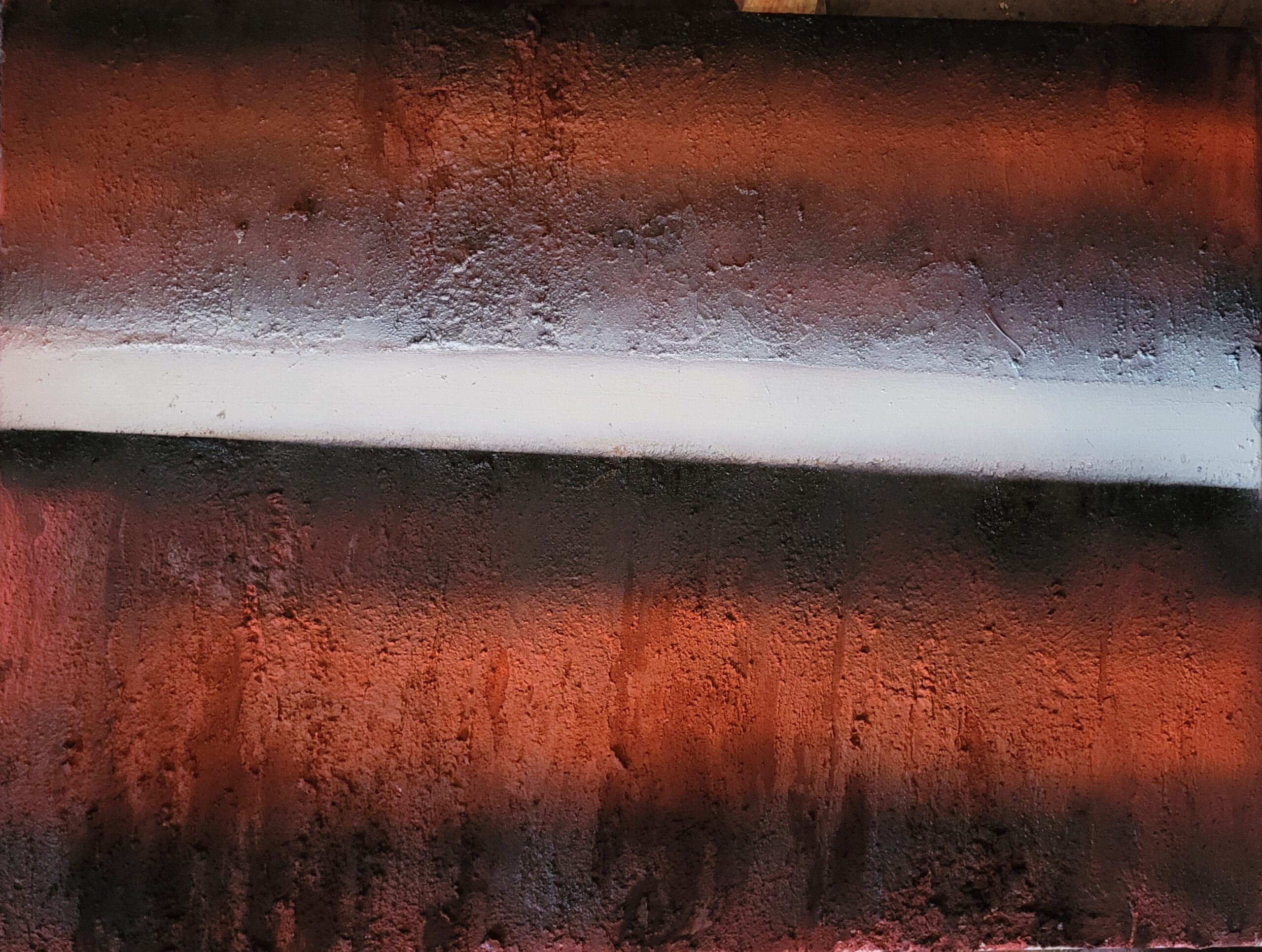 „Horizont ticha“ – Zemité odstíny hnědé a černé proťaté bílým pruhem připomínají vzdálený obzor nebo klidnou krajinu před bouří. Jemné přechody barev a textura dodávají dílu hloubku a evokují dojem tichého napětí mezi světlem a stínem.  &quot;Horizon of Silence&quot; – Earthy shades of brown and black, intersected by a white stripe, resemble a distant horizon or a serene landscape before a storm. The subtle color transitions and texture add depth, evoking a quiet tension between light and shadow.