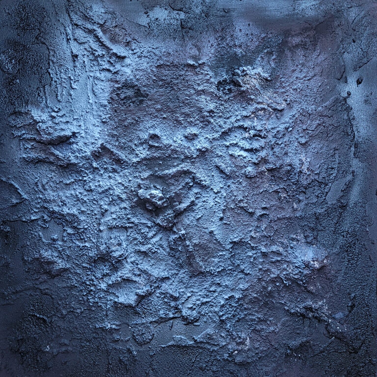 „Kosmická krajina“ – Hluboké odstíny modré a černé vytvářejí dojem vzdáleného vesmíru nebo neznámé planetární krajiny. Hrubá textura a světelné odlesky připomínají povrch meteoritů či tajemné hloubky kosmu.  &quot;Cosmic Landscape&quot; – Deep shades of blue and black create the impression of a distant universe or an unknown planetary terrain. The rough texture and light reflections resemble the surface of meteorites or the mysterious depths of space.