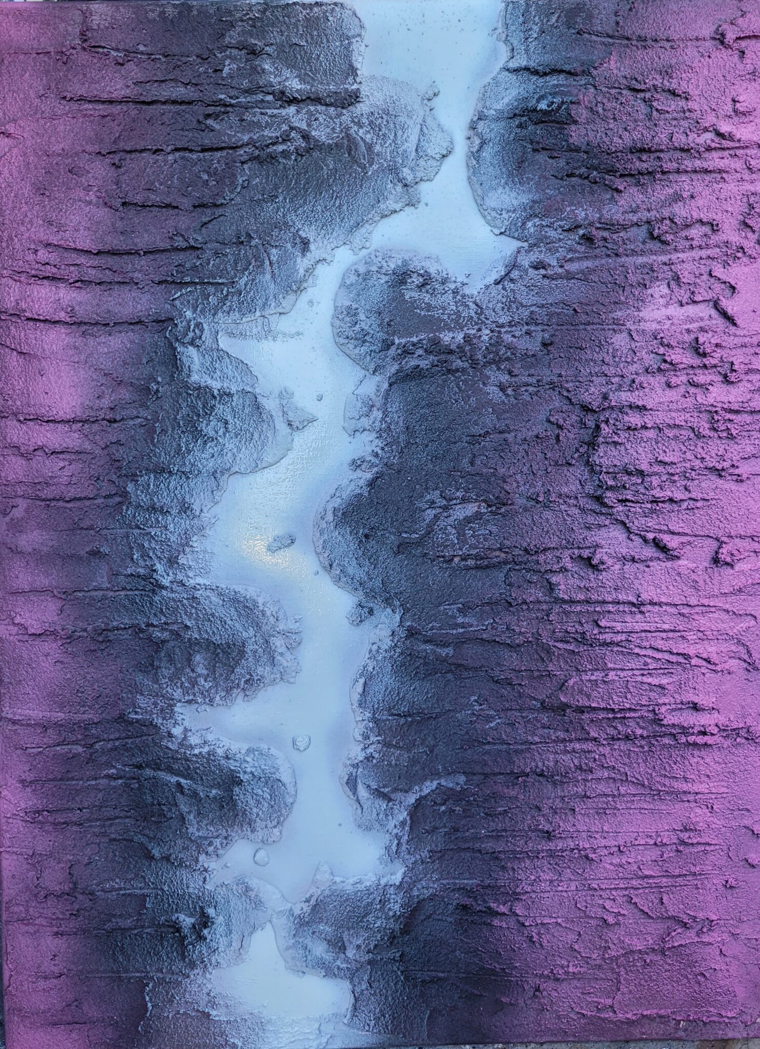 „Ledová trhlina“ – Hluboký kontrast mezi chladnou bílou a temnými fialovými tóny vytváří dojem ledové pukliny v drsné krajině. Textura připomíná přírodní erozi, mrazivý tok vody či neznámý průchod mezi dvěma světy.  &quot;Frozen Rift&quot; – The deep contrast between icy white and dark purple tones creates the impression of a glacial fissure in a rugged landscape. The texture evokes natural erosion, a frozen water flow, or an unknown passage between two worlds.