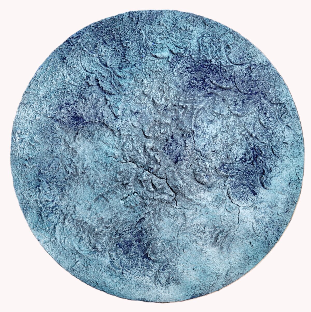 „Mrazivý měsíc“ – Kruhová kompozice v chladných odstínech modré evokuje povrch ledové planety nebo vzdáleného měsíce. Struktura a jemné nuance barev vytvářejí dojem tajemného nebeského tělesa, zahaleného do mrazivého závoje.  &quot;Frozen Moon&quot; – A circular composition in cool shades of blue evokes the surface of an icy planet or a distant moon. The texture and subtle color variations create the impression of a mysterious celestial body shrouded in a frosty veil.