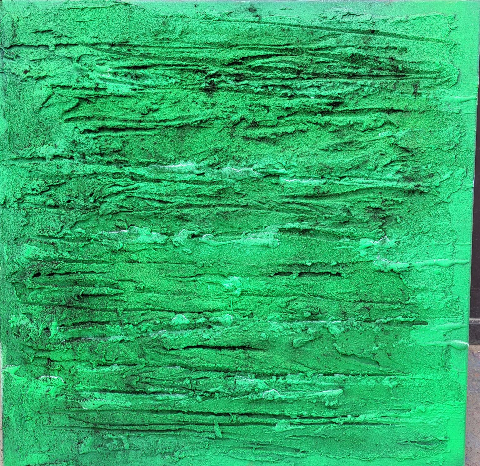 Tento obraz je působivým příkladem abstraktní texturované malby, která evokuje syrovou energii přírody. Dílo dominuje sytě zelená barva, která v kombinaci s hrubou, vrstvenou strukturou vytváří dojem organického povrchu – snad mechu pokrývajícího starou zeď, rozpraskané kůry stromu nebo satelitního snímku džungle.  Dynamika obrazu je dána nejen bohatou materiální texturou, ale i směrem linií, které se táhnou napříč plátnem a dodávají kompozici pohyb. Tato vrstevnatost může odkazovat na přirozené procesy růstu a eroze, na nestálost i sílu přírody. Náhodně rozmístěné tmavší prvky vnášejí do díla hloubku a kontrast, zatímco světlejší pasáže dodávají lesk a živost.  Celkově působí obraz jako surový, ale zároveň meditativní – vybízí diváka k přemýšlení nad tím, jak vnímáme struktury a barvy kolem sebe, a otevírá prostor pro individuální interpretaci. Skvěle zapadne do moderního interiéru jako výrazný solitér i do industriálního prostoru jako umělecký akcent.